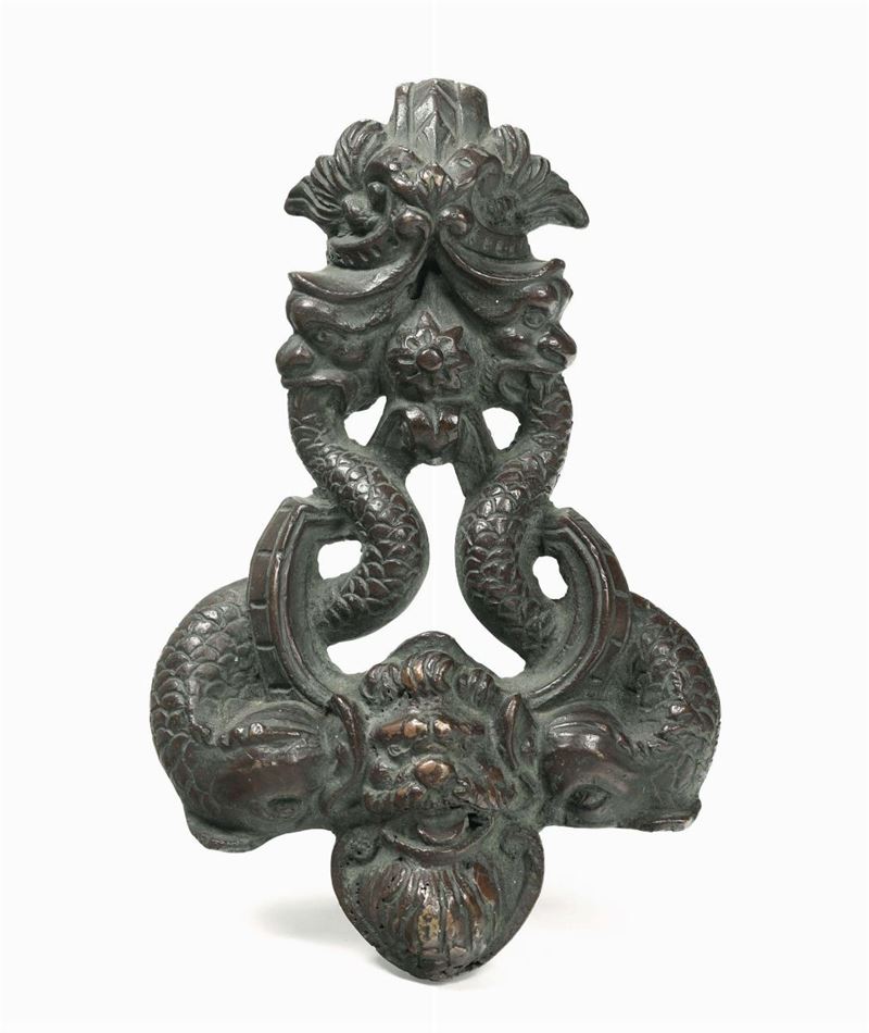 Battente in bronzo con delfini, XVIII-XIX secolo  - Asta Antiquariato - Cambi Casa d'Aste