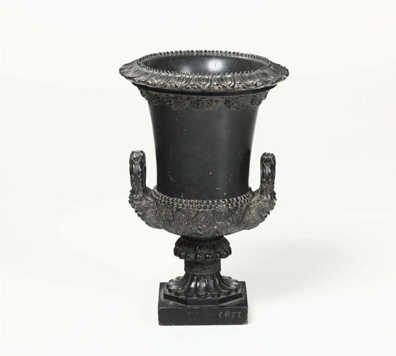 Vaso mediceo in pietra lavica, XIX secolo  - Asta Scultura e Oggetti d'Arte - Asta a Tempo - Cambi Casa d'Aste