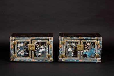Coppia di Piccoli Stipi in Legno Ebanizzato e Laccato con Decoro Floreale, Cina XIX Secolo