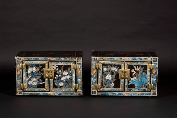 Coppia di piccoli stipi in legno ebanizzato e laccato con decoro floreale, Cina, XIX secolo