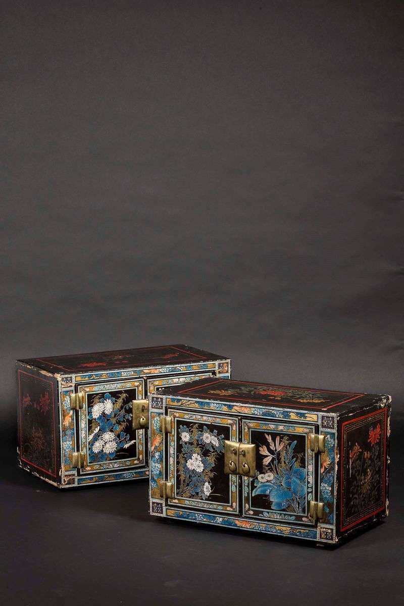 Coppia di Piccoli Stipi in Legno Ebanizzato e Laccato con Decoro Floreale, Cina XIX Secolo
