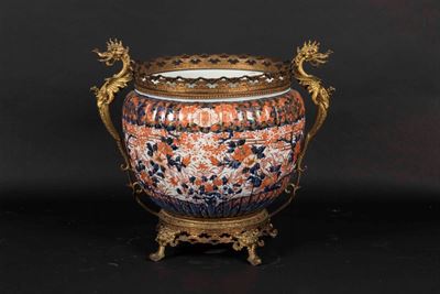 Cachepot in Porcellana Imari con Decoro Floreale e Montatura in Bronzo con Prese a Foggia di Drag...