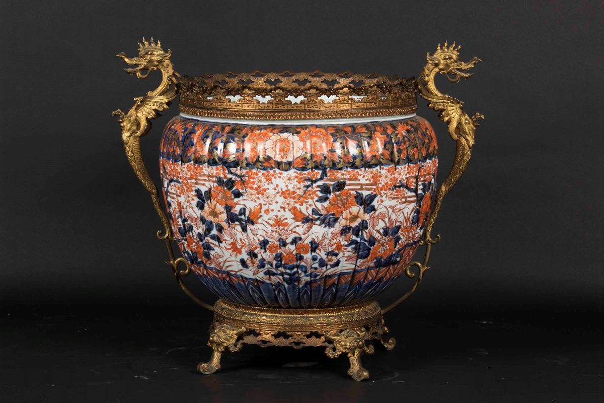 Cachepot in Porcellana Imari con Decoro Floreale e Montatura in Bronzo con Prese a Foggia di Drag...