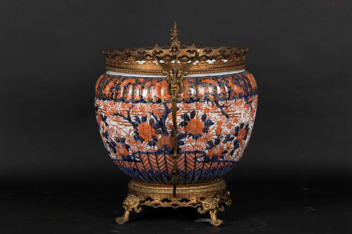Cachepot in Porcellana Imari con Decoro Floreale e Montatura in Bronzo con Prese a Foggia di Drag...