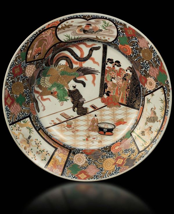 Grande piatto in porcellana Imari con decoro centrale raffigurante fenice e Bijin, Giappone, Arita, VIII secolo
