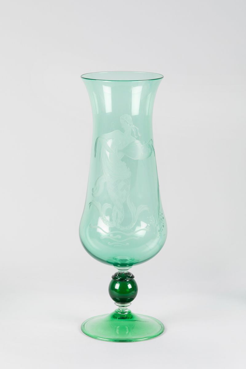 Guido Balsamo Stella, S.A.L.I.R., Murano, 1950 ca. A large vase in green blown glass with an engraving depicting a mythological creature  - Auction Murano '900 - II - Cambi Casa d'Aste