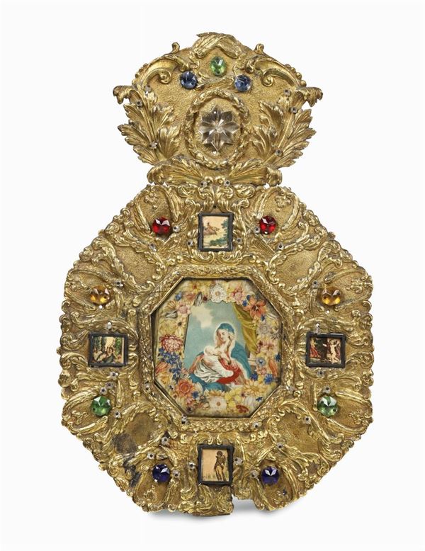 Cornice in rame dorato e sbalzato contenente immagine della Vergine