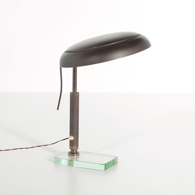 Lampada da tavolo con struttura in ottone filettato e metallo laccato.  - Auction Design - Cambi Casa d'Aste