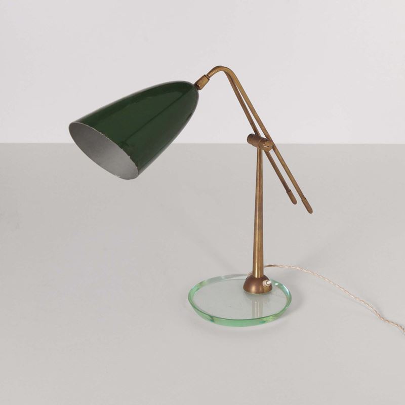 Lampada da tavolo con struttura in ottone, base in vetro molato e diffusore in alluminio laccato. Prod. Italia, 1950 ca. cm 45x45x19  - Asta Design - Cambi Casa d'Aste