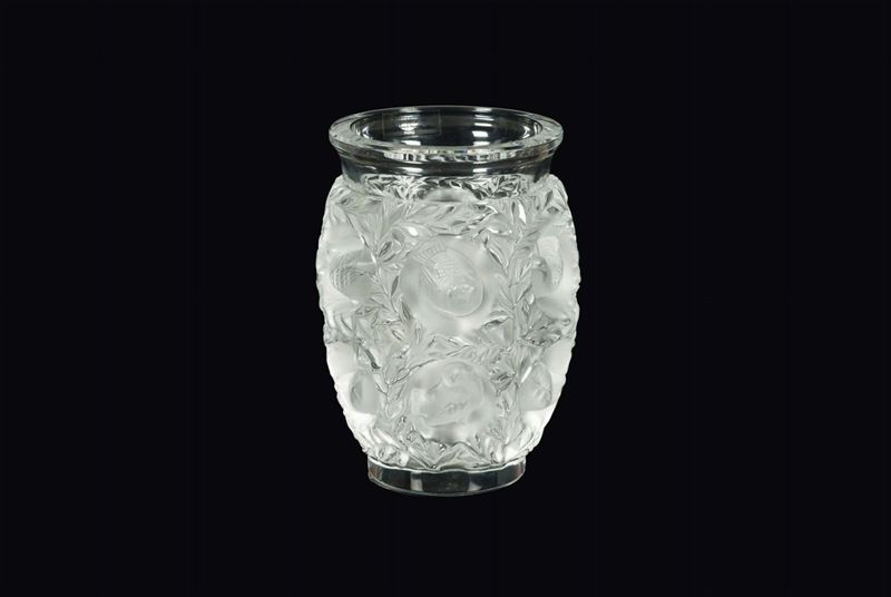 Lalique, France, 19th century. A crystal vase with a large sanded band with a decor of garlands and birds in relief  - Auction 20th Century Decorative Arts - I - Cambi Casa d'Aste