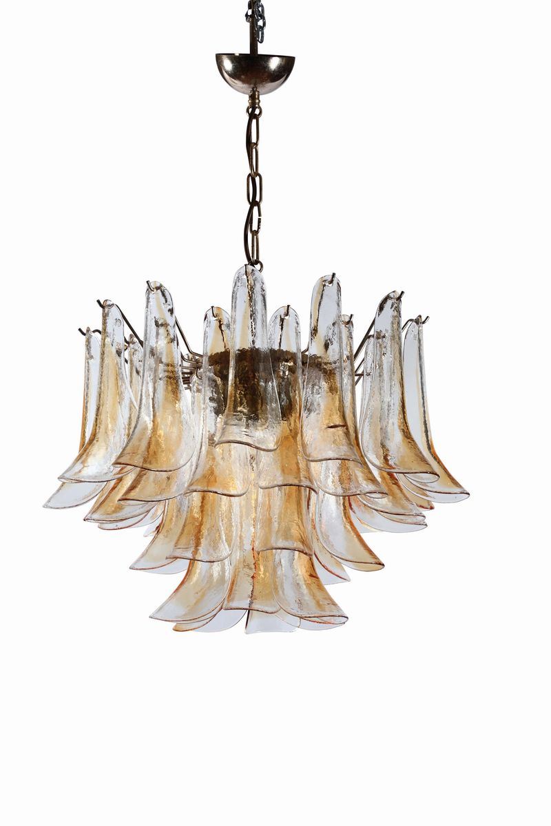 Lampada a sospensione con struttura in metallo ed elementi diffusori in vetro di Murano colorato.  - Auction Design - Cambi Casa d'Aste