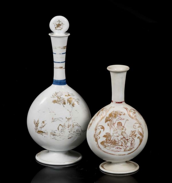 Coppia di fiasche su piede in vetro lattimo con decoro in foglia oro, Murano, XIX secolo