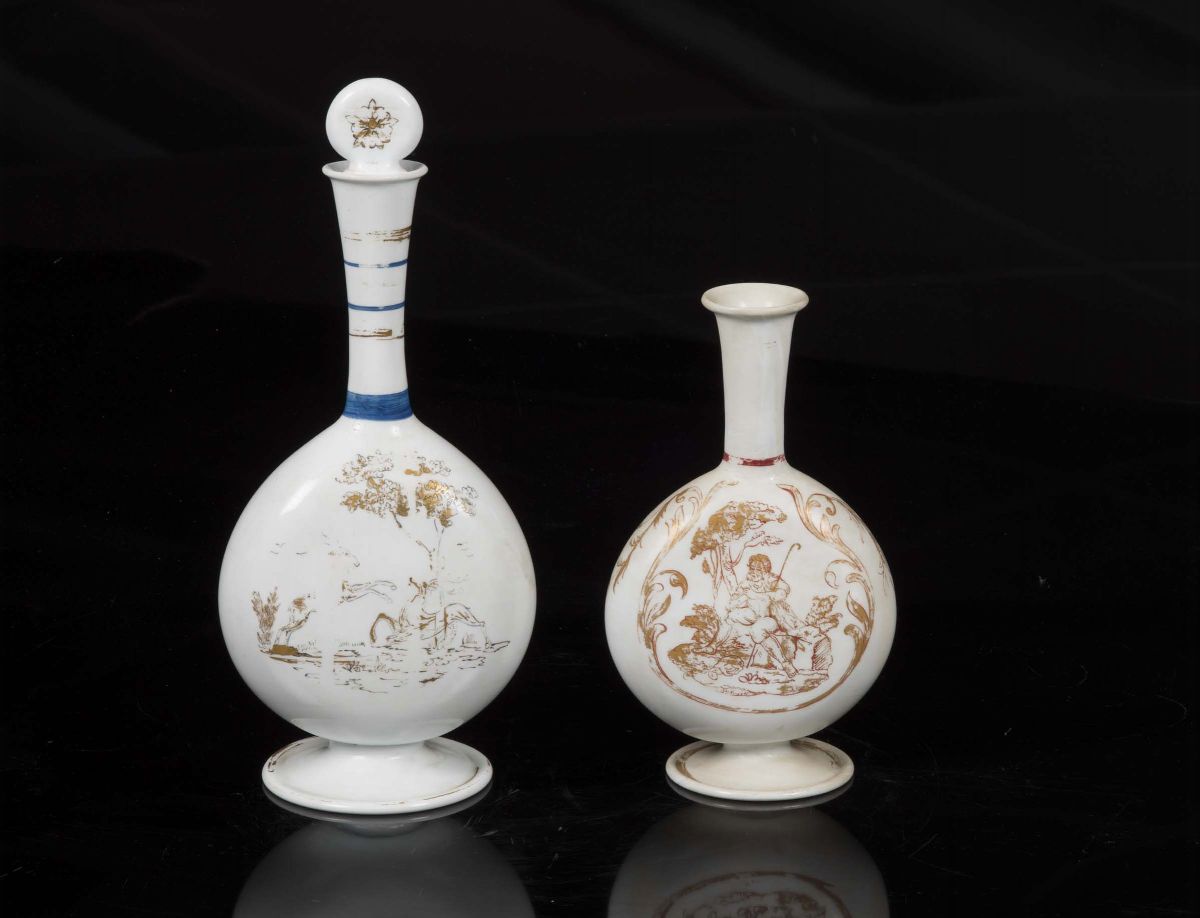 Coppia di Fiasche su Piede in Vetro Lattimo con Decoro in Foglia Oro, Murano, XIX Secolo