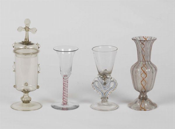 Lotto di due bicchieri, un vaso e un reliquiario in vetro soffiato, Murano XVIII secolo