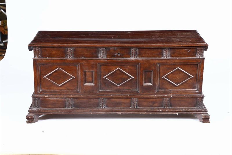 Cassapanca in legno intagliato con pannelalture, XIX secolo  - Auction Fine Art - Cambi Casa d'Aste