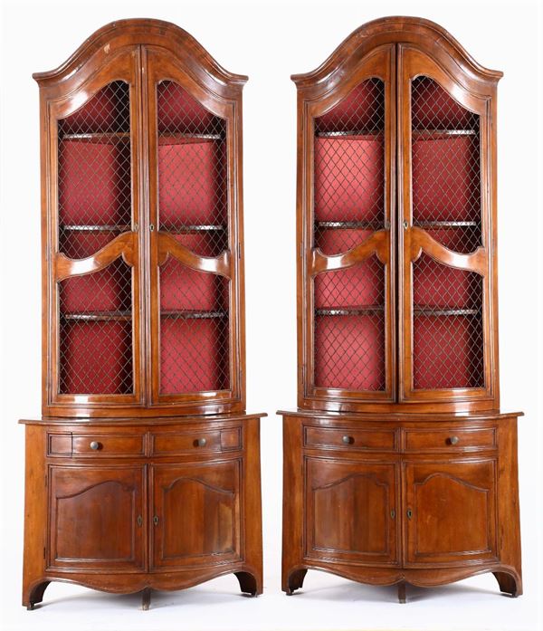 Coppia di angoliere a due corpi in stile Luigi XVI, XX secolo