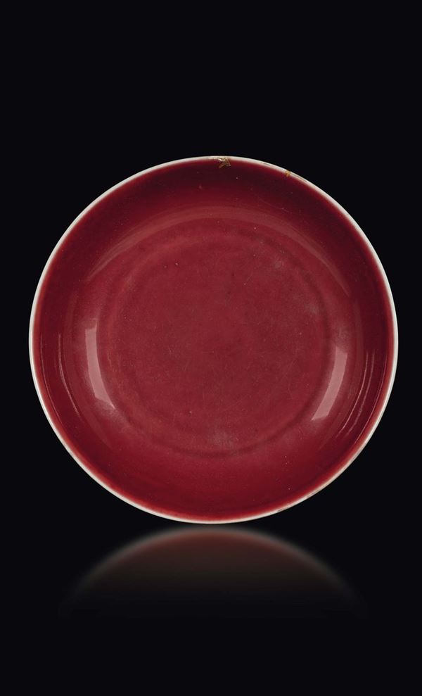 Piatto in porcellana monocroma sangue di bue, Cina, Dinastia Ming, marchio e del periodo Xuande (1426-1435)