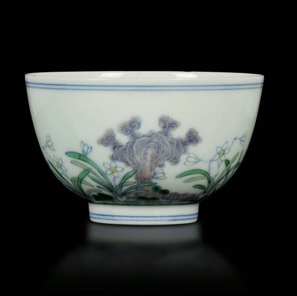 Piccola ciotola in porcellana doucai con decoro floreale, Cina, Dinastia Qing, epoca Kangxi (1662-1722)
