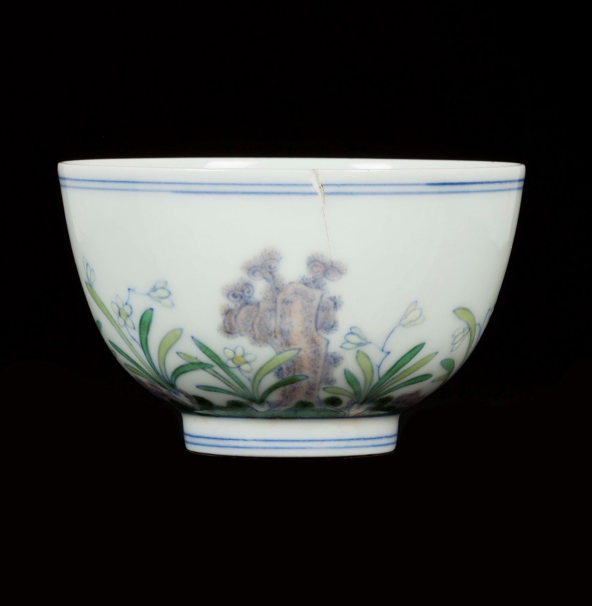 Piccola Ciotola in Porcellana Doucai con Decoro Floreale, Cina, Dinastia Qing, Epoca Kangxi (1662...
