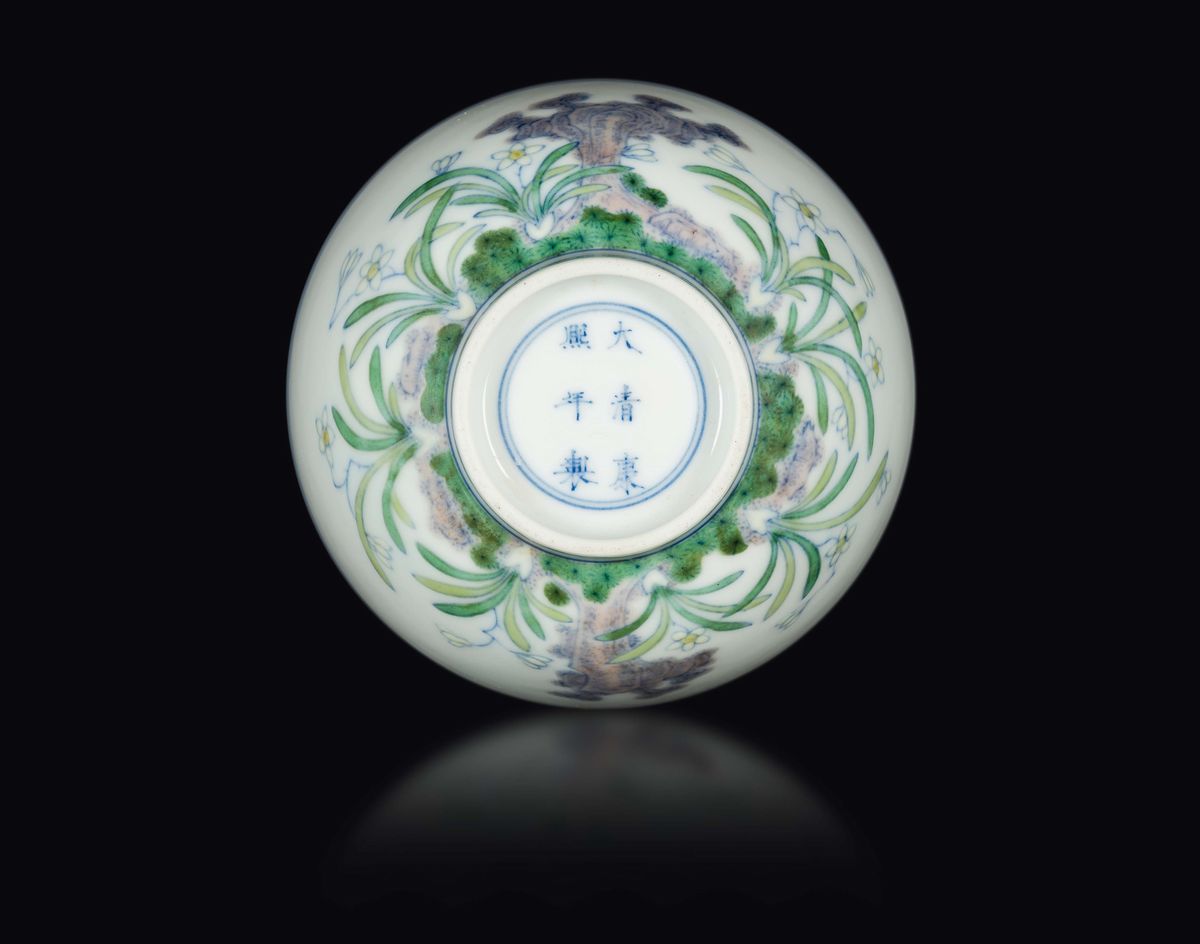 Piccola Ciotola in Porcellana Doucai con Decoro Floreale, Cina, Dinastia Qing, Epoca Kangxi (1662...