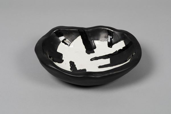 Franco Meneguzzo, Danese, Milano, 1956-1958 ca. A large bowl in glazed black earthenware ceramics with an abstract decor
