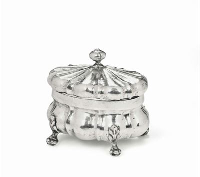 Scatola in Argento Fuso Sbalzato e Cesellato (bolli di Difficile Lettura), Germania o Russia XIX ...