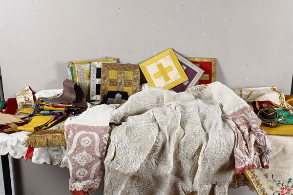 Lotto di paramenti in stoffa