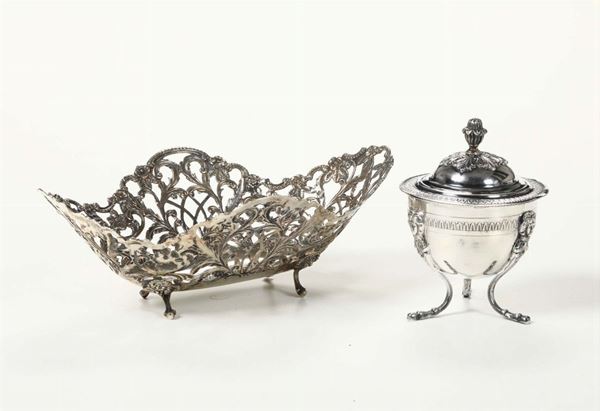 Lotto composto da zuccheriera e cestino traforato in argento, XX secolo