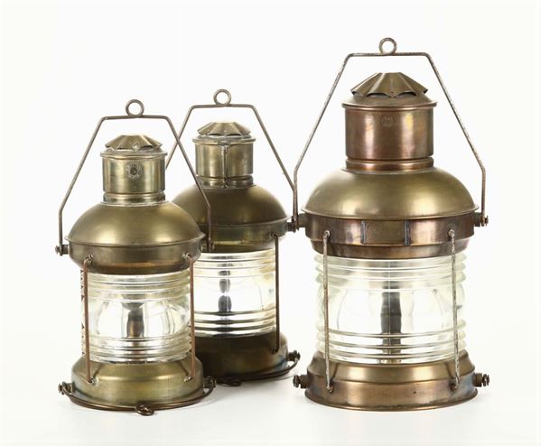 Tre lampade ad olio in metallo dorato