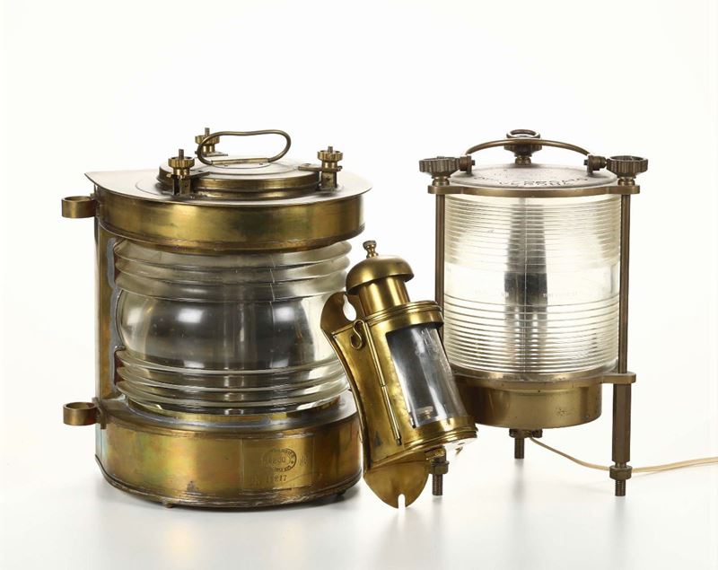 Lotto di tre lampade diverse in metallo dorato  - Asta Antiquariato - Cambi Casa d'Aste