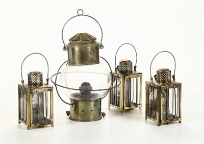 Lotto di Quattro Lampade Ad Olio Diverse in Metallo Dorato