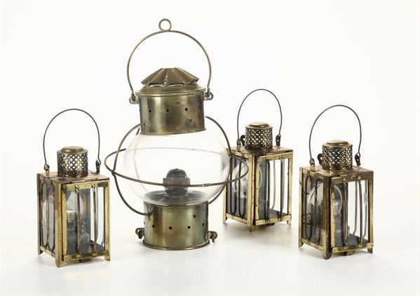 Lotto di quattro lampade ad olio diverse in metallo dorato
