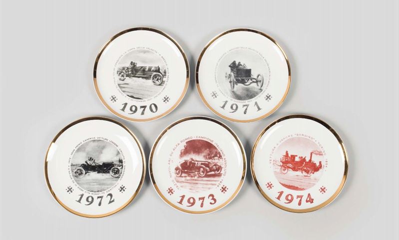 Piero Fornasetti, Milano, 1970s. A series of five plates for the Salone Internazionale dell'automobile in Torino. Years 1970 - 1971 - 1972 - 1973 - 1974  - Auction 20th Century Decorative Arts - I - Cambi Casa d'Aste