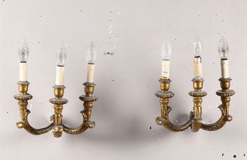 Coppia di appliques a tre luci in legno intagliato e dorato, XVIII-XIX secolo  - Asta Asta a Tempo Antiquariato - I - Cambi Casa d'Aste