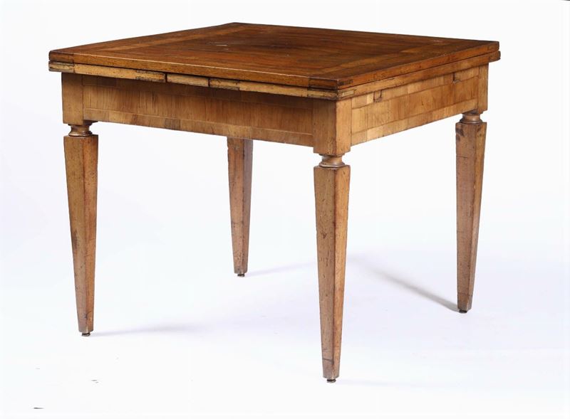 Tavolino direttorio in noce con piano ribaltabile  - Asta Antiquariato - Cambi Casa d'Aste