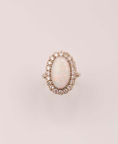 Anello con Opale Taglio Ovale e Diamanti a Contorno