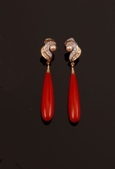 Orecchini Pendenti con Corallo, Diamanti e Piccole Perle