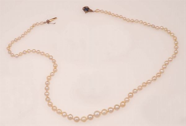 Natural pearl necklace composed of graduated line of 82 natural pearls