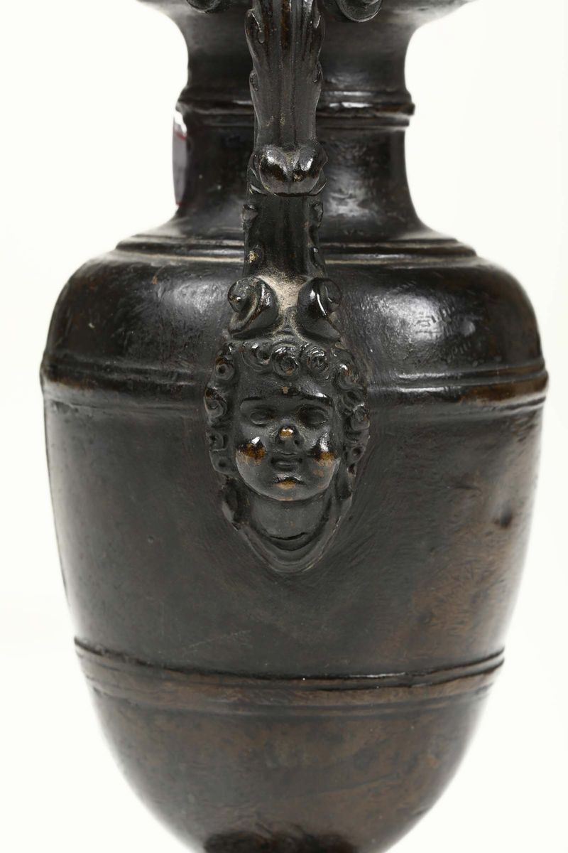 Coppia di Anfore Bronzee con Anse a Cartigli Acantiformi Sostenute da Teste di Fanciulli, Patina ...