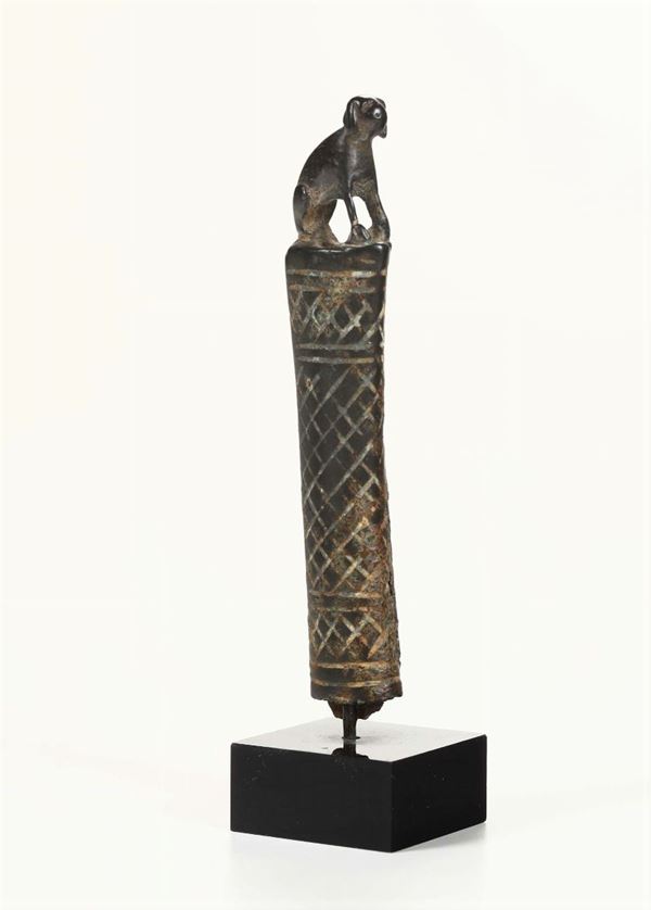 Impugnatura di coltello righettata a celle d’alveare, in bronzo, sormontata da cane stante. Arte medioevale veneta, probabilmente Verona, tra il XIII e il XIV secolo
