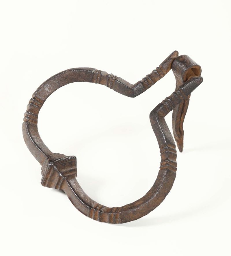 Battente in ferro di forgia, nodo centrale e segmenti ornati a rocchetti perlinati, Bologna, XIV secolo  - Auction Fine Art - Cambi Casa d'Aste