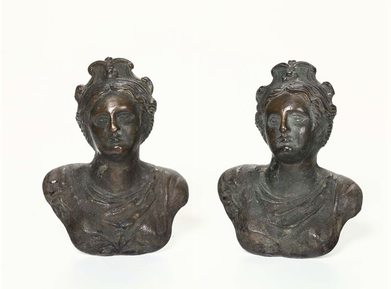 Coppia di pomelli da portale in bronzo fuso a cera persa, in forma di busti muliebri tardo rinascimentali, Bologna, XVI-XVII secolo  - Auction Fine Art - Cambi Casa d'Aste