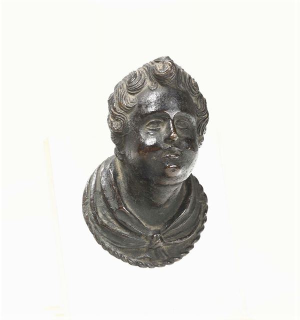 Pomello da portone in bronzo fuso a cera persa, in forma di baccante, periodo tardo rinascimentale, in patina antica. Veneto, XVI secolo