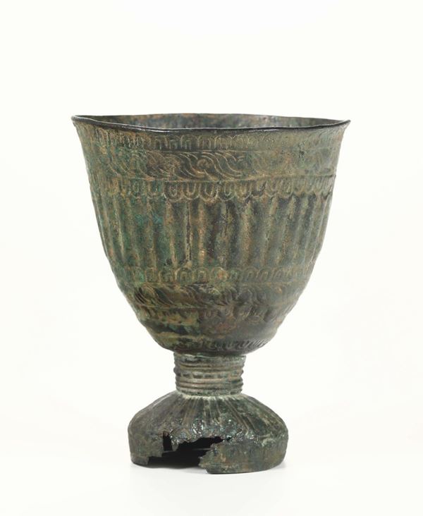 Coppa sponsale sasanide (Persia) in rame finemente sbalzato e  inciso in forma di baccelli