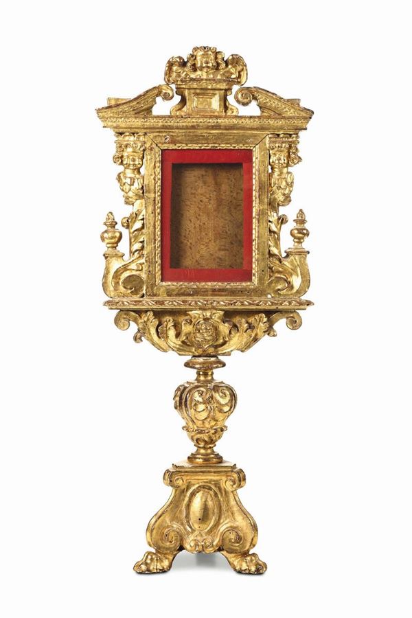 Reliquiario finemente intagliato e dorato a foglia aurea a forte spessore. Scultore lucchese attivo alla fine del XVI secolo