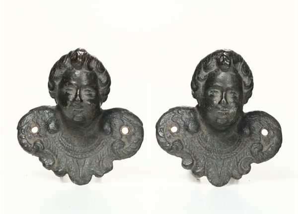 Coppia di pomelli da portale in bronzo fuso a cera persa a forma di cherubini, Bologna XVII secolo