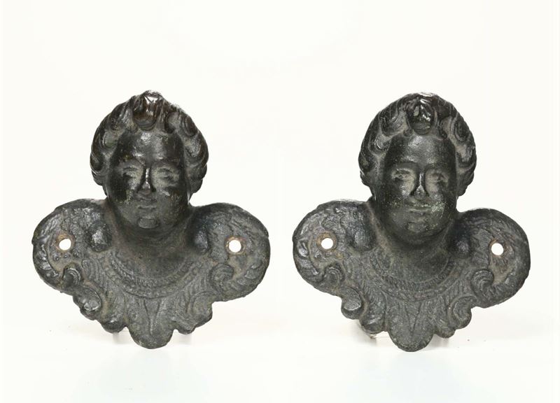 Coppia di pomelli da portale in bronzo fuso a cera persa a forma di cherubini, Bologna XVII secolo  - Asta Antiquariato - Cambi Casa d'Aste