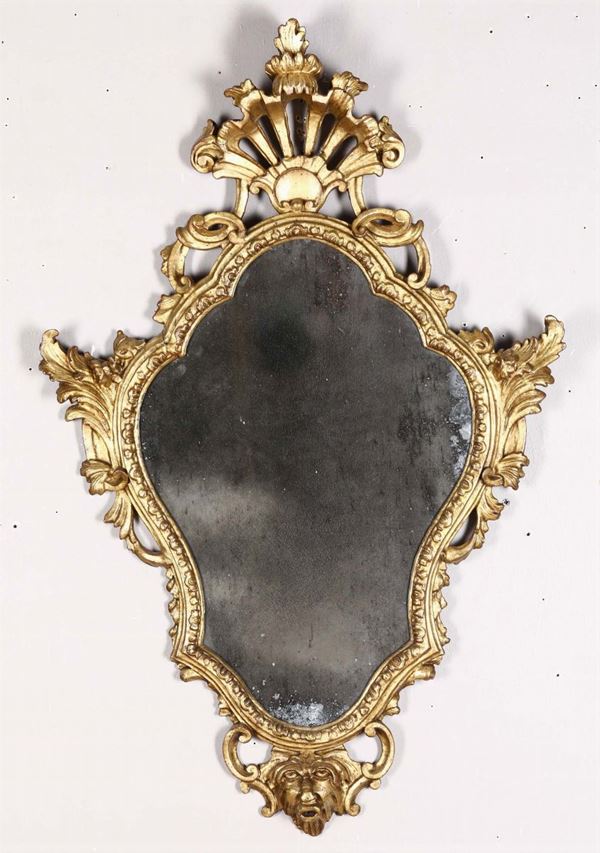 Specchiera in legno intagliato e dorato in stile rococò. Venezia inizi XX secolo