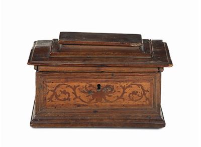 Piccola Cassapanca Porta Stendardo in Legno Scolpito ed Intarsiato. Emilia o Veneto XVII Secolo