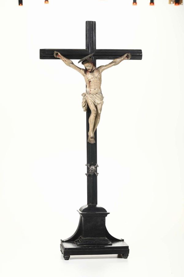 Crocifissione con Cristo in legno dipinto su croce in legno ebanizzato, XIX secolo
